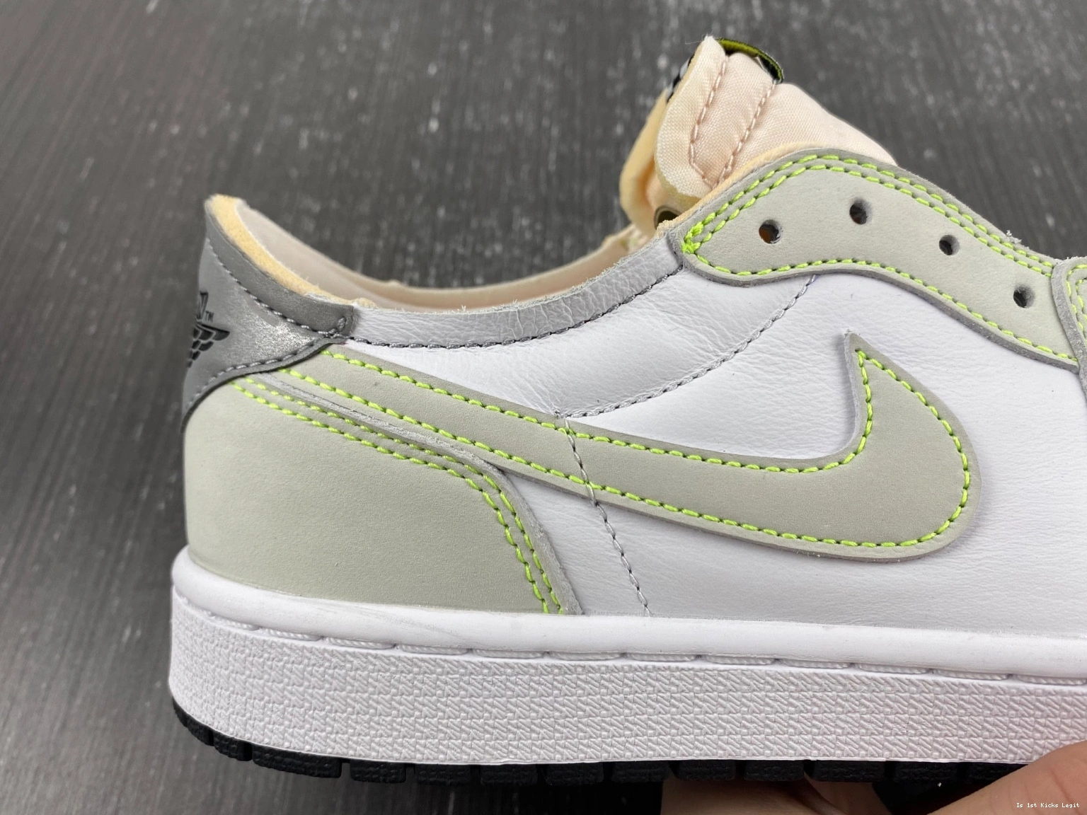  DM7837-103 Retro 1 Low Jordan Green Black White Ghost 1126